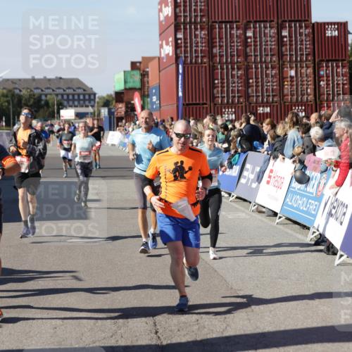03.10.2025 - Köhlbrandbrückenlauf Jannik Wohlers http://msf.ph/oto/9122075 03.10.2025 13:05:00 Ziel 4175, 4217, 4240, 4751, 5670, 5785, 5951, 5952, 6561, 6719 meine-sportfotos.de