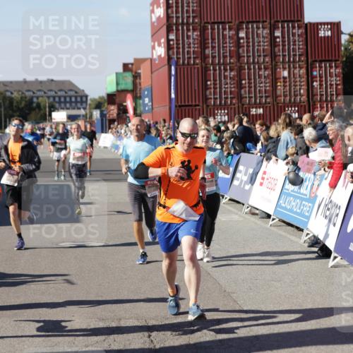 03.10.2025 - Köhlbrandbrückenlauf Jannik Wohlers http://msf.ph/oto/9122087 03.10.2025 13:05:00 Ziel 4175, 4217, 4240, 4751, 5670, 5785, 5951, 5952, 6561, 6719 meine-sportfotos.de