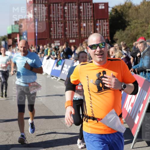 03.10.2025 - Köhlbrandbrückenlauf Jannik Wohlers http://msf.ph/oto/9122122 03.10.2025 13:05:01 Ziel 4098, 4175, 4217, 4240, 4256, 4751, 5670, 5785, 5951, 5952, 6561, 6719 meine-sportfotos.de