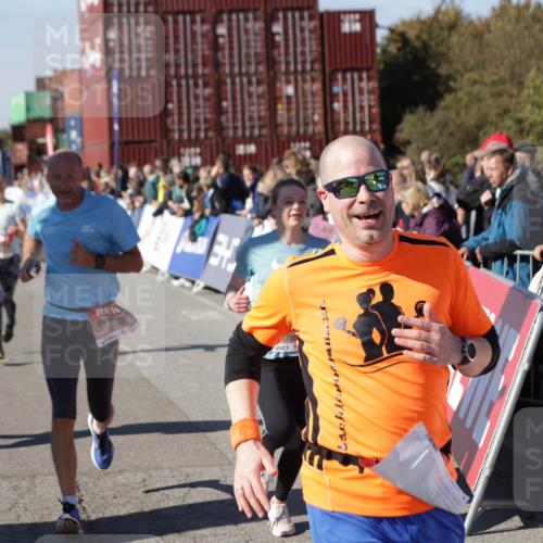 03.10.2025 - Köhlbrandbrückenlauf Jannik Wohlers http://msf.ph/oto/9122125 03.10.2025 13:05:01 Ziel 4098, 4175, 4217, 4240, 4256, 4751, 5670, 5785, 5951, 5952, 6561, 6719 meine-sportfotos.de
