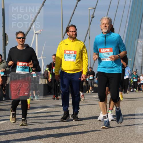 03.10.2025 - Köhlbrandbrückenlauf Strokosch-Dieckow http://msf.ph/oto/9122136 03.10.2025 09:58:51 Position 2 3429, 3451, 2037 meine-sportfotos.de