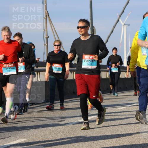 03.10.2025 - Köhlbrandbrückenlauf Strokosch-Dieckow http://msf.ph/oto/9122160 03.10.2025 09:58:52 Position 2 655, 1781, 2586, 3429, 2037 meine-sportfotos.de