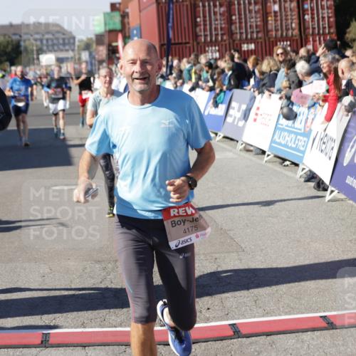 03.10.2025 - Köhlbrandbrückenlauf Jannik Wohlers http://msf.ph/oto/9122168 03.10.2025 13:05:02 Ziel 4098, 4175, 4217, 4240, 4256, 4751, 5670, 5785, 5951, 5952, 6561, 6719 meine-sportfotos.de