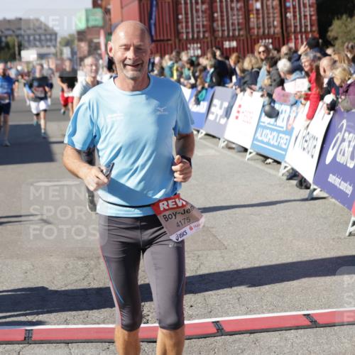 03.10.2025 - Köhlbrandbrückenlauf Jannik Wohlers http://msf.ph/oto/9122178 03.10.2025 13:05:02 Ziel 4098, 4175, 4217, 4240, 4256, 4751, 5670, 5785, 5951, 5952, 6561, 6719 meine-sportfotos.de