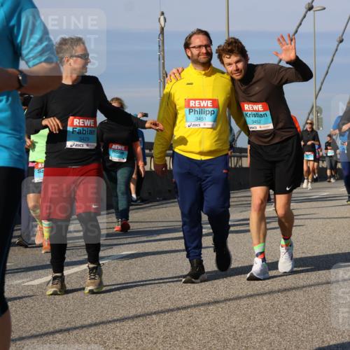 03.10.2025 - Köhlbrandbrückenlauf Strokosch-Dieckow http://msf.ph/oto/9122183 03.10.2025 09:58:55 Position 2 2037, 3429, 3451, 3452, 1824 meine-sportfotos.de