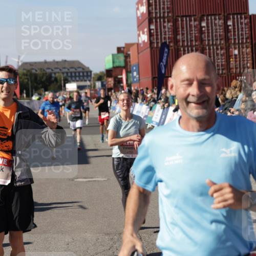 03.10.2025 - Köhlbrandbrückenlauf Jannik Wohlers http://msf.ph/oto/9122190 03.10.2025 13:05:03 Ziel 4098, 4175, 4217, 4240, 4256, 4751, 5670, 5785, 5951, 5952, 6561, 6719 meine-sportfotos.de
