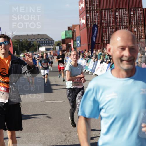03.10.2025 - Köhlbrandbrückenlauf Jannik Wohlers http://msf.ph/oto/9122199 03.10.2025 13:05:03 Ziel 4098, 4175, 4217, 4240, 4256, 4751, 5670, 5785, 5951, 5952, 6561, 6719 meine-sportfotos.de