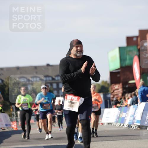 03.10.2025 - Köhlbrandbrückenlauf Jannik Wohlers http://msf.ph/oto/9122224 03.10.2025 13:39:43 Ziel 4621, 5176, 5508 meine-sportfotos.de