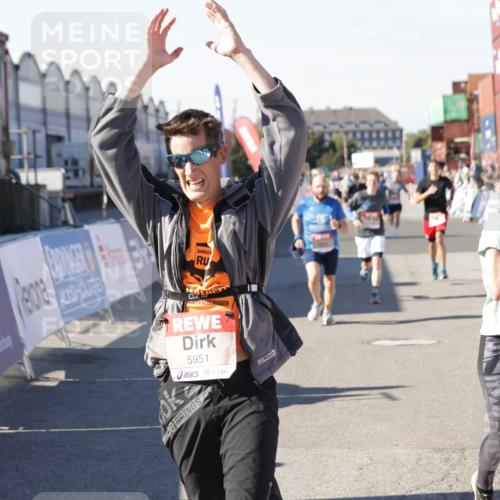 03.10.2025 - Köhlbrandbrückenlauf Jannik Wohlers http://msf.ph/oto/9122226 03.10.2025 13:05:04 Ziel 4098, 4175, 4217, 4240, 4256, 4490, 4585, 4751, 5670, 5785, 5951, 5952, 6561, 6719 meine-sportfotos.de