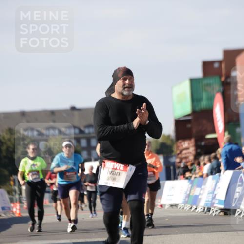 03.10.2025 - Köhlbrandbrückenlauf Jannik Wohlers http://msf.ph/oto/9122229 03.10.2025 13:39:43 Ziel 4621, 5176, 5508 meine-sportfotos.de