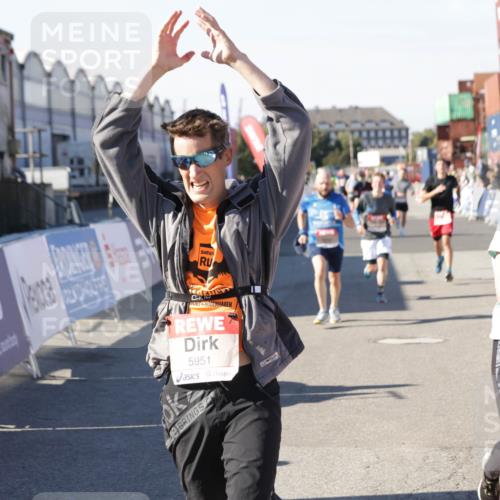 03.10.2025 - Köhlbrandbrückenlauf Jannik Wohlers http://msf.ph/oto/9122232 03.10.2025 13:05:04 Ziel 4098, 4175, 4217, 4240, 4256, 4490, 4585, 4751, 5670, 5785, 5951, 5952, 6561, 6719 meine-sportfotos.de