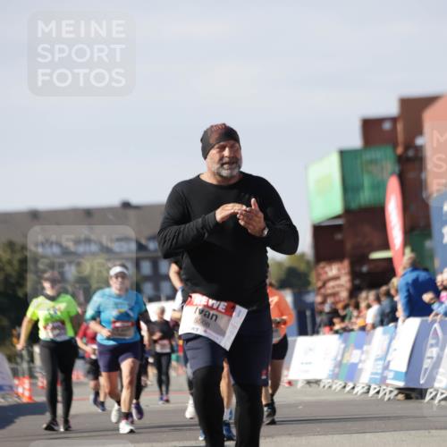 03.10.2025 - Köhlbrandbrückenlauf Jannik Wohlers http://msf.ph/oto/9122239 03.10.2025 13:39:43 Ziel 4621, 5176, 5508 meine-sportfotos.de