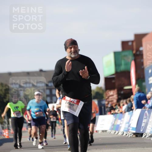 03.10.2025 - Köhlbrandbrückenlauf Jannik Wohlers http://msf.ph/oto/9122249 03.10.2025 13:39:43 Ziel 4621, 5176, 5508 meine-sportfotos.de