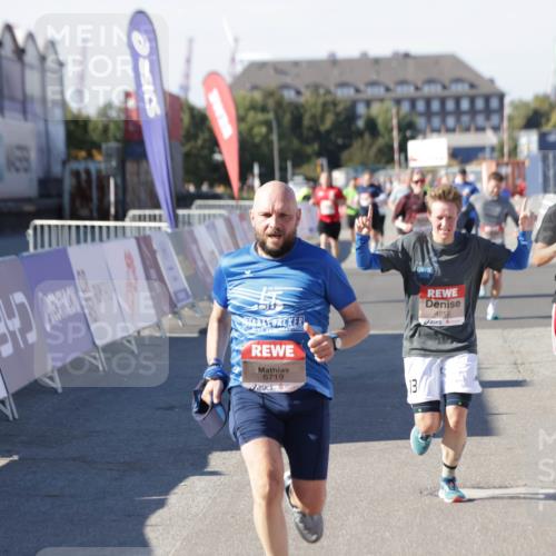 03.10.2025 - Köhlbrandbrückenlauf Jannik Wohlers http://msf.ph/oto/9122261 03.10.2025 13:05:05 Ziel 4098, 4175, 4217, 4240, 4256, 4490, 4585, 4751, 5670, 5785, 5951, 5952, 6561, 6719 meine-sportfotos.de