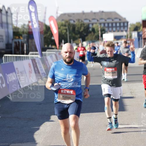 03.10.2025 - Köhlbrandbrückenlauf Jannik Wohlers http://msf.ph/oto/9122271 03.10.2025 13:05:05 Ziel 4098, 4175, 4217, 4240, 4256, 4490, 4585, 4751, 5670, 5785, 5951, 5952, 6561, 6719 meine-sportfotos.de