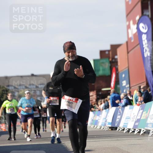 03.10.2025 - Köhlbrandbrückenlauf Jannik Wohlers http://msf.ph/oto/9122274 03.10.2025 13:39:43 Ziel 4621, 5176, 5508 meine-sportfotos.de