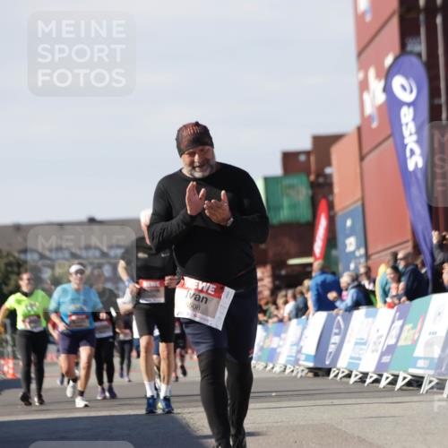 03.10.2025 - Köhlbrandbrückenlauf Jannik Wohlers http://msf.ph/oto/9122279 03.10.2025 13:39:43 Ziel 4621, 5176, 5508 meine-sportfotos.de