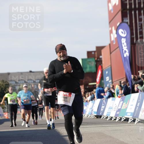 03.10.2025 - Köhlbrandbrückenlauf Jannik Wohlers http://msf.ph/oto/9122283 03.10.2025 13:39:44 Ziel 4621, 5176, 5508 meine-sportfotos.de