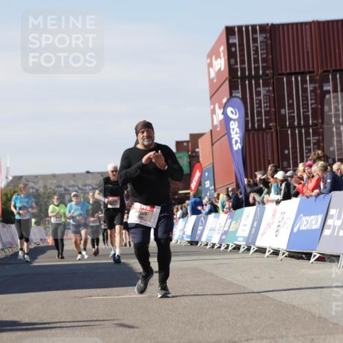 03.10.2025 - Köhlbrandbrückenlauf Jannik Wohlers http://msf.ph/oto/9122290 03.10.2025 13:39:44 Ziel 4621, 5176, 5508 meine-sportfotos.de