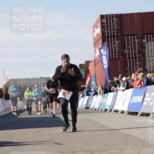 03.10.2025 - Köhlbrandbrückenlauf Jannik Wohlers http://msf.ph/oto/9122295 03.10.2025 13:39:44 Ziel 4621, 5176, 5508 meine-sportfotos.de