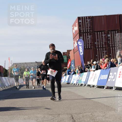 03.10.2025 - Köhlbrandbrückenlauf Jannik Wohlers http://msf.ph/oto/9122300 03.10.2025 13:39:44 Ziel 4621, 5176, 5508 meine-sportfotos.de