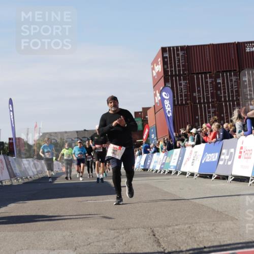 03.10.2025 - Köhlbrandbrückenlauf Jannik Wohlers http://msf.ph/oto/9122309 03.10.2025 13:39:44 Ziel 4621, 5176, 5508 meine-sportfotos.de