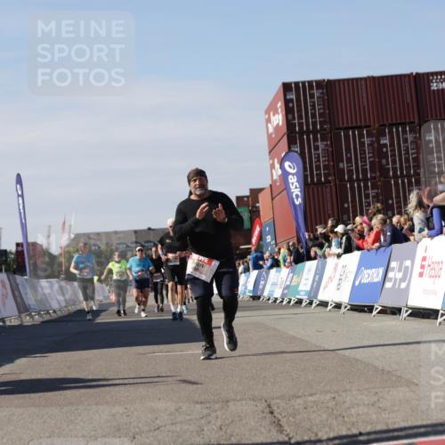 03.10.2025 - Köhlbrandbrückenlauf Jannik Wohlers http://msf.ph/oto/9122313 03.10.2025 13:39:44 Ziel 4621, 5176, 5508 meine-sportfotos.de