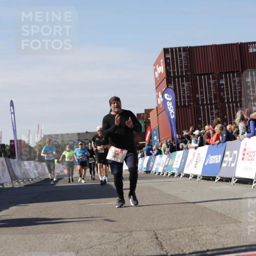 03.10.2025 - Köhlbrandbrückenlauf Jannik Wohlers http://msf.ph/oto/9122319 03.10.2025 13:39:44 Ziel 4621, 5176, 5508 meine-sportfotos.de