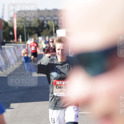 03.10.2025 - Köhlbrandbrückenlauf Jannik Wohlers http://msf.ph/oto/9122321 03.10.2025 13:05:07 Ziel 4098, 4175, 4217, 4256, 4490, 4585, 4751, 5670, 5785, 5951, 5952, 6561, 6719 meine-sportfotos.de
