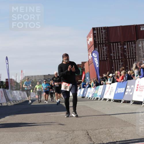 03.10.2025 - Köhlbrandbrückenlauf Jannik Wohlers http://msf.ph/oto/9122322 03.10.2025 13:39:44 Ziel 4621, 5176, 5508 meine-sportfotos.de