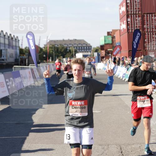 03.10.2025 - Köhlbrandbrückenlauf Jannik Wohlers http://msf.ph/oto/9122329 03.10.2025 13:05:08 Ziel 4098, 4175, 4217, 4256, 4490, 4585, 4751, 5670, 5785, 5951, 5952, 6561, 6719 meine-sportfotos.de