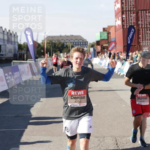 03.10.2025 - Köhlbrandbrückenlauf Jannik Wohlers http://msf.ph/oto/9122347 03.10.2025 13:05:08 Ziel 4098, 4175, 4217, 4256, 4490, 4585, 4751, 5670, 5785, 5951, 5952, 6561, 6719 meine-sportfotos.de
