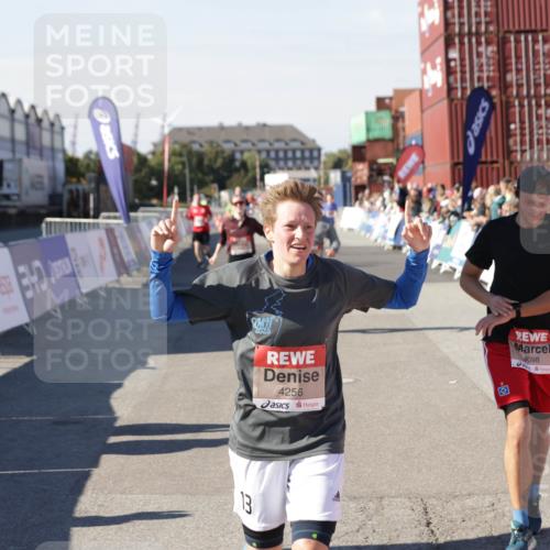 03.10.2025 - Köhlbrandbrückenlauf Jannik Wohlers http://msf.ph/oto/9122356 03.10.2025 13:05:08 Ziel 4098, 4175, 4217, 4256, 4490, 4585, 4751, 5670, 5785, 5951, 5952, 6561, 6719 meine-sportfotos.de