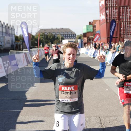 03.10.2025 - Köhlbrandbrückenlauf Jannik Wohlers http://msf.ph/oto/9122365 03.10.2025 13:05:08 Ziel 4098, 4175, 4217, 4256, 4490, 4585, 4751, 5670, 5785, 5951, 5952, 6561, 6719 meine-sportfotos.de