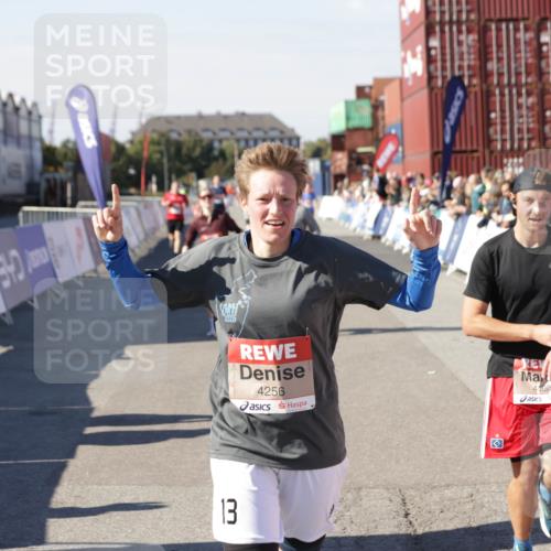 03.10.2025 - Köhlbrandbrückenlauf Jannik Wohlers http://msf.ph/oto/9122377 03.10.2025 13:05:08 Ziel 4098, 4175, 4217, 4256, 4490, 4585, 4751, 5670, 5785, 5951, 5952, 6561, 6719 meine-sportfotos.de