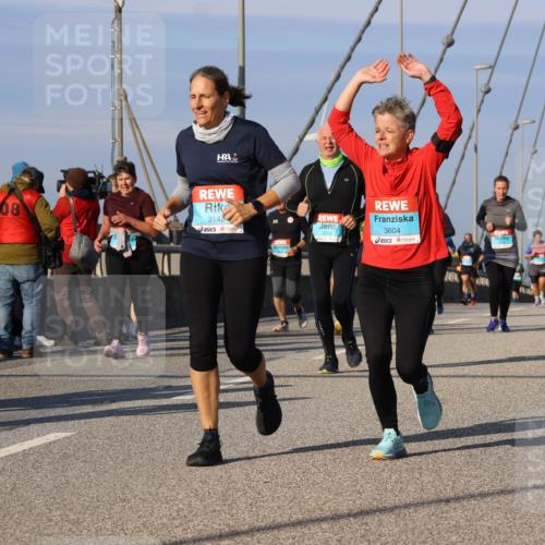 03.10.2025 - Köhlbrandbrückenlauf Strokosch-Dieckow http://msf.ph/oto/9122403 03.10.2025 09:59:22 Position 2 08, 3142, 3604 meine-sportfotos.de