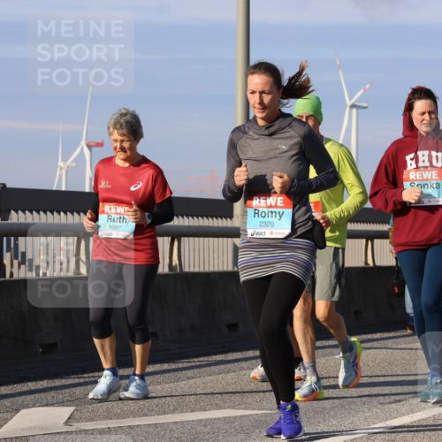03.10.2025 - Köhlbrandbrückenlauf Strokosch-Dieckow http://msf.ph/oto/9122434 03.10.2025 09:59:28 Position 2 1097, 2320, 98, 3 meine-sportfotos.de