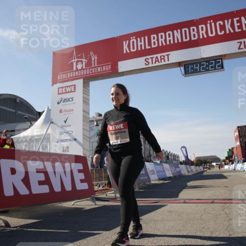 03.10.2025 - Köhlbrandbrückenlauf Jannik Wohlers http://msf.ph/oto/9122437 03.10.2025 13:42:22 Ziel 5271, 6247 meine-sportfotos.de