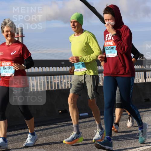 03.10.2025 - Köhlbrandbrückenlauf Strokosch-Dieckow http://msf.ph/oto/9122438 03.10.2025 09:59:31 Position 2 1097, 1096, 1098 meine-sportfotos.de