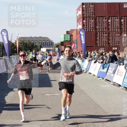 03.10.2025 - Köhlbrandbrückenlauf Jannik Wohlers http://msf.ph/oto/9122458 03.10.2025 13:05:10 Ziel 4098, 4175, 4256, 4390, 4490, 4585, 4751, 5670, 5785, 5951, 5952, 5969, 6561, 6719 meine-sportfotos.de