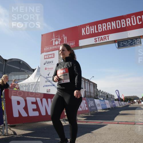 03.10.2025 - Köhlbrandbrückenlauf Jannik Wohlers http://msf.ph/oto/9122477 03.10.2025 13:42:22 Ziel 5271, 6247 meine-sportfotos.de