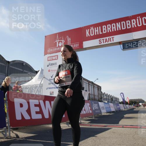 03.10.2025 - Köhlbrandbrückenlauf Jannik Wohlers http://msf.ph/oto/9122482 03.10.2025 13:42:22 Ziel 5271, 6247 meine-sportfotos.de
