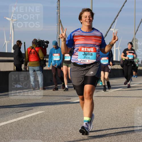 03.10.2025 - Köhlbrandbrückenlauf Strokosch-Dieckow http://msf.ph/oto/9122486 03.10.2025 09:59:39 Position 2 2024, 8, 2935, 2534 meine-sportfotos.de
