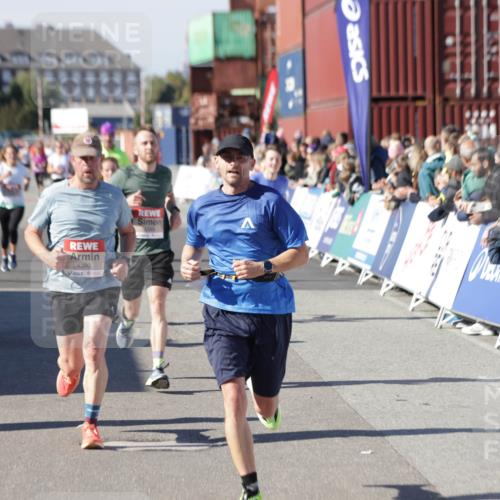 03.10.2025 - Köhlbrandbrückenlauf Jannik Wohlers http://msf.ph/oto/9122507 03.10.2025 13:05:15 Ziel 4098, 4256, 4272, 4344, 4390, 4490, 4496, 4585, 4877, 5637, 5969, 6041, 6044, 6081, 6719 meine-sportfotos.de