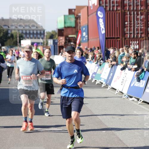 03.10.2025 - Köhlbrandbrückenlauf Jannik Wohlers http://msf.ph/oto/9122518 03.10.2025 13:05:15 Ziel 4098, 4256, 4272, 4344, 4390, 4490, 4496, 4585, 4877, 5637, 5969, 6041, 6044, 6081, 6719 meine-sportfotos.de