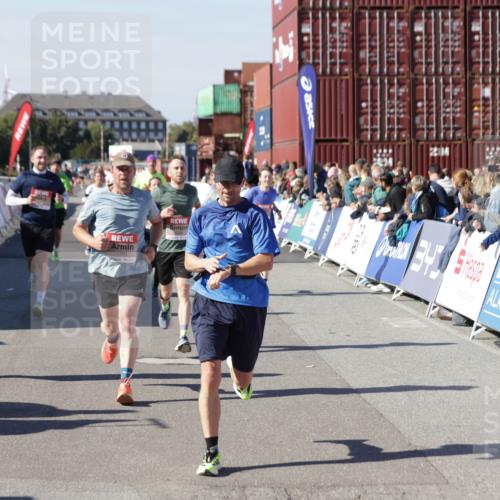 03.10.2025 - Köhlbrandbrückenlauf Jannik Wohlers http://msf.ph/oto/9122574 03.10.2025 13:05:15 Ziel 4098, 4256, 4272, 4344, 4390, 4490, 4496, 4585, 4877, 5637, 5969, 6041, 6044, 6081, 6719 meine-sportfotos.de