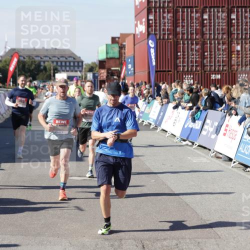 03.10.2025 - Köhlbrandbrückenlauf Jannik Wohlers http://msf.ph/oto/9122578 03.10.2025 13:05:15 Ziel 4098, 4256, 4272, 4344, 4390, 4490, 4496, 4585, 4877, 5637, 5969, 6041, 6044, 6081, 6719 meine-sportfotos.de