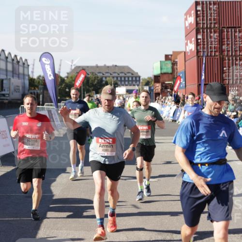03.10.2025 - Köhlbrandbrückenlauf Jannik Wohlers http://msf.ph/oto/9122607 03.10.2025 13:05:16 Ziel 4098, 4256, 4272, 4344, 4390, 4490, 4496, 4585, 4877, 5637, 5969, 6041, 6044, 6081 meine-sportfotos.de