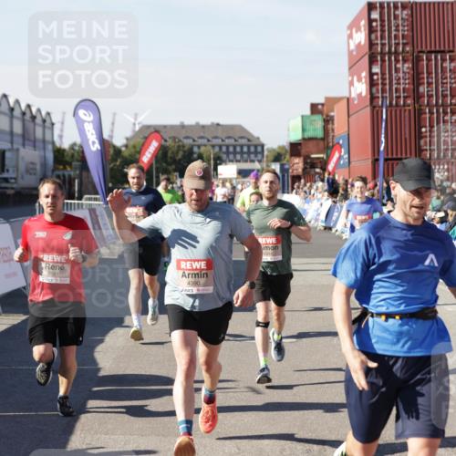 03.10.2025 - Köhlbrandbrückenlauf Jannik Wohlers http://msf.ph/oto/9122612 03.10.2025 13:05:16 Ziel 4098, 4256, 4272, 4344, 4390, 4490, 4496, 4585, 4877, 5637, 5969, 6041, 6044, 6081 meine-sportfotos.de