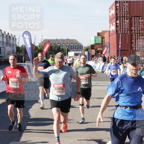 03.10.2025 - Köhlbrandbrückenlauf Jannik Wohlers http://msf.ph/oto/9122616 03.10.2025 13:05:17 Ziel 4098, 4256, 4272, 4344, 4390, 4490, 4496, 4585, 4877, 5637, 5969, 6041, 6044, 6081 meine-sportfotos.de